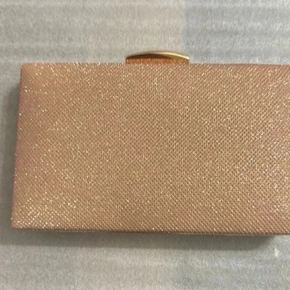 CLUTCH/CROSS BODY BAG
BRONZY GOLD WITH A HINT OF PINK - Picture 2 of 4